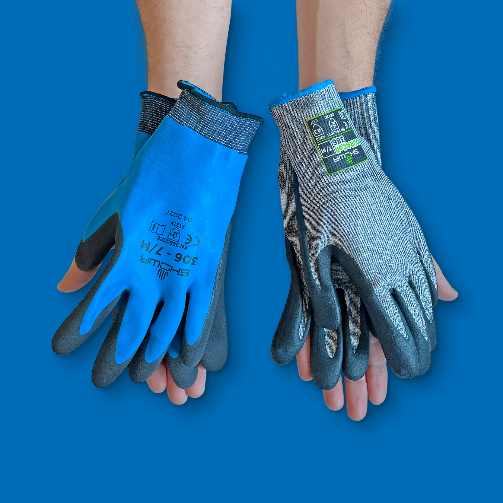 Twee handen die twee type handschoenen aanbieden