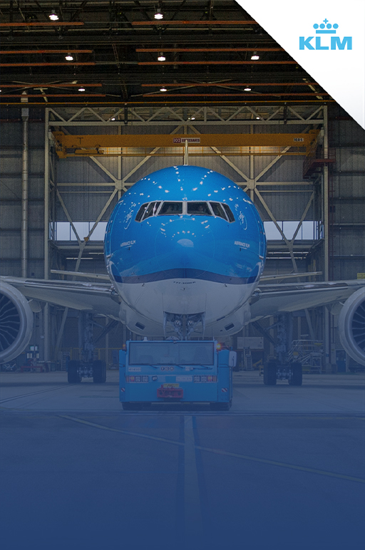 Vliegtuig van KLM uit hangar