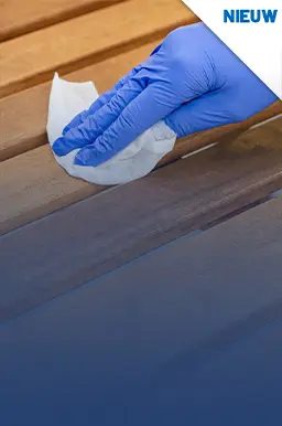 Blauwe handschoen met IPA reinigingsdoek reinigt hout oppervlakte