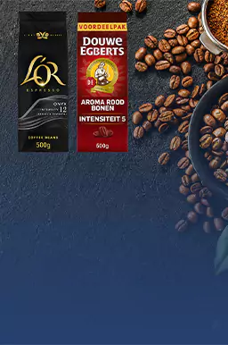Achtergrond met koffiebonen en een drietal verpakkingen koffie van Jacks Coffee, DE en l'or.