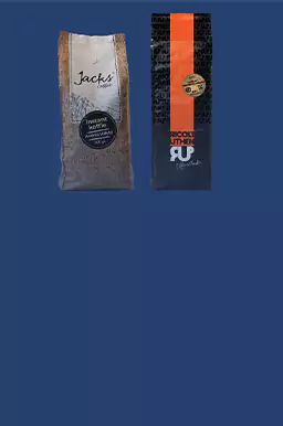 Blauwe achtergrond met drie verpakkingen Ricolt Uthen koffie op rij.